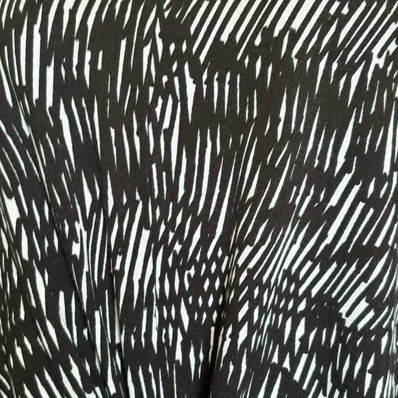 Simply Vera Vera Wang Womans Small Black and White Abstract Long Sleeve Blouse - Picture 6 of 7